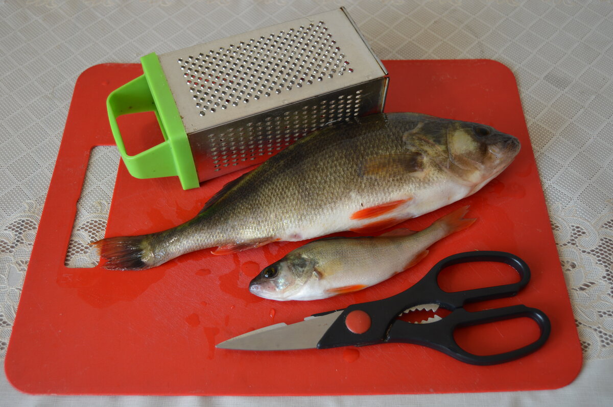 Как быстро почистить окуня от чешуи - 3 лучших способа от рыбколов!