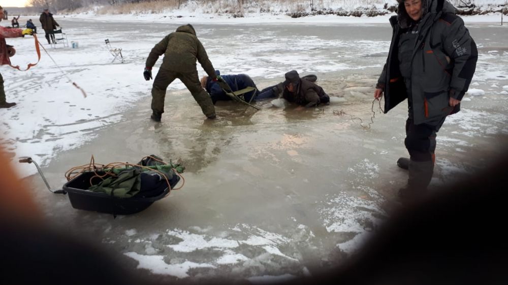 Рыбаки на льду вид сверху