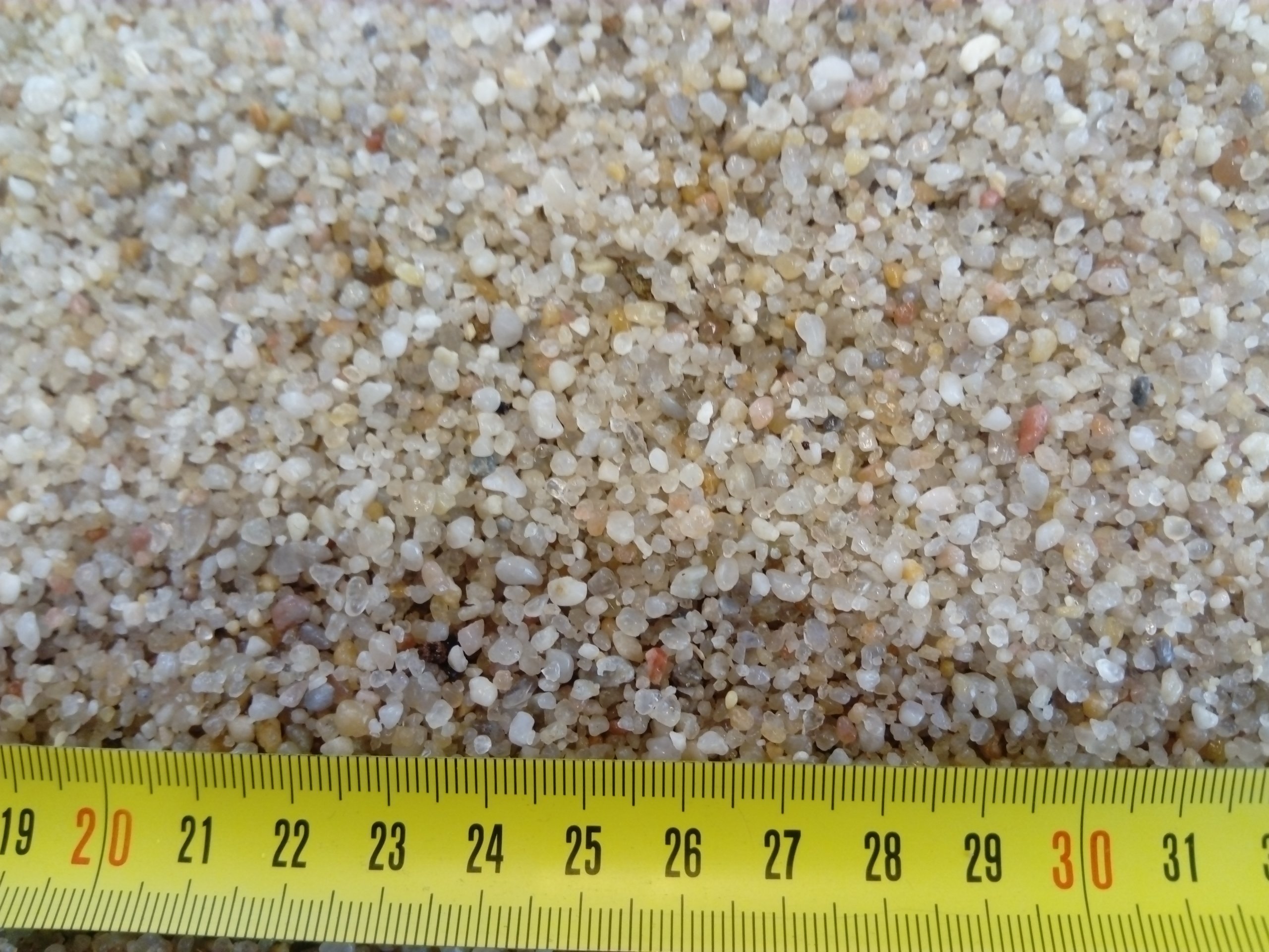 Кварцевый песок для аквариума: плюсы и минусы такого грунта, бывает ли медового цвета, можно ли речной субстрат, а также как его положить и как за ним ухаживать?