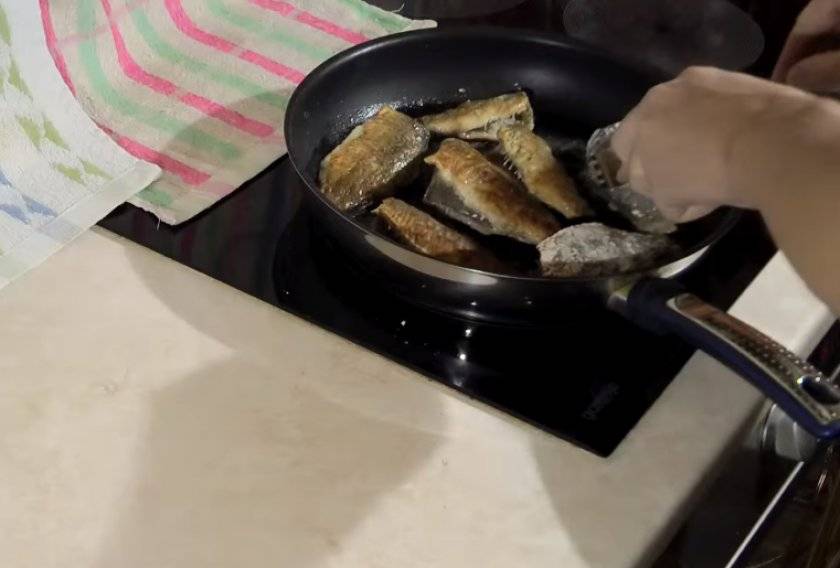 Жареный карась: как вкусно пожарить на сковороде с хрустящей корочкой, калорийность, рецепты