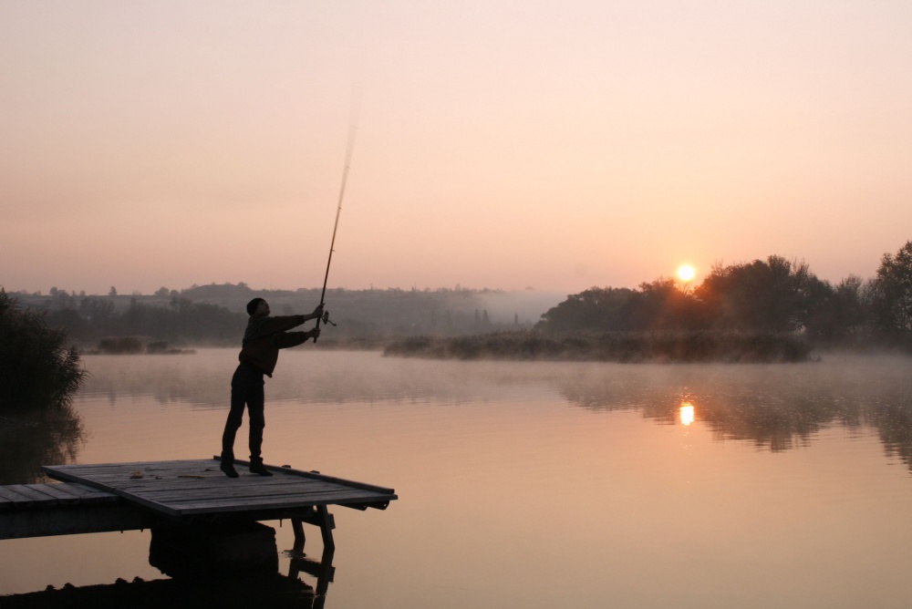 Почему на рыбалку ходят в утренние часы, физиология рыб и другие причины