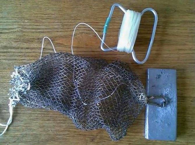 Кормушка с сеткой для ловли рыбы