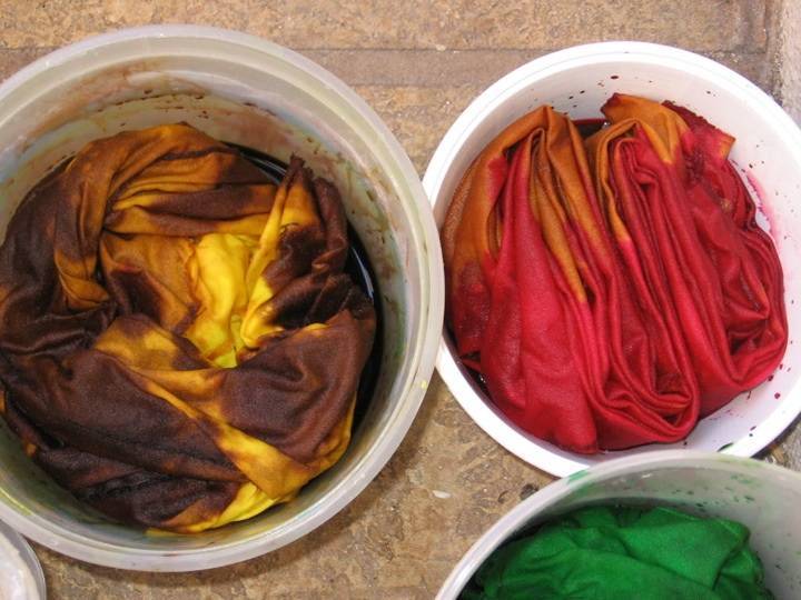 Как покрасить ткань в домашних условиях натуральными красителями и краской для одежды?