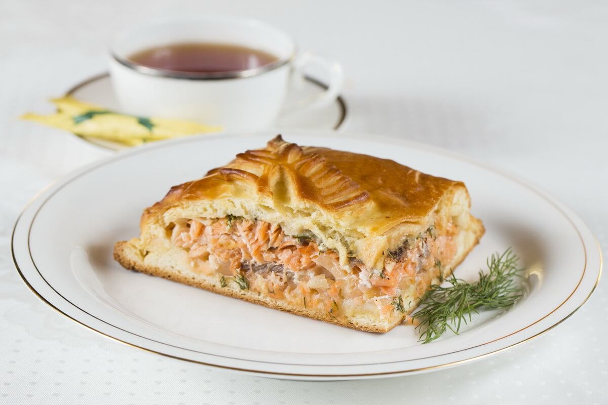 Рыба в тесте блюдо. Самарский Луково-рыбный пирог. Кулебяка с лососем. Сытные пироги с рыбой. Пирог с красной рыбой.