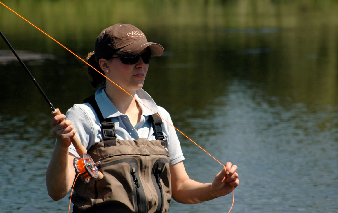 Ловить рыбу удочкой во сне для женщины. Летняя рыбалка. Рыбалка летом. Женщины на рыбалке. Женщина Рыбак.