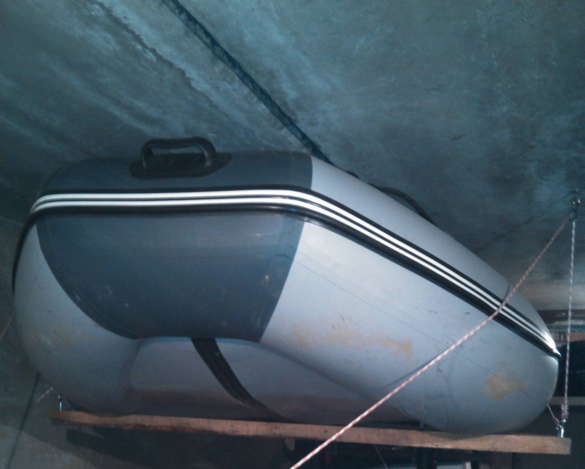 Хранение моторных лодок: пвх, резиновых, яхт в холодном гараже под потолком в зимний период